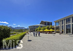 17.06.2026, Forggensee bei Füssen im Allgäu, das Festspielhaus ist gut Besucht, Aussenaufnahme, mit dem Biergarten vorne.