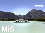 17.06.2026, Forggensee bei Füssen im Allgäu, Das Ausflugsschiff FÜSSEN am Steg am Festspielhaus lädt Fahrgäste ein zur großen Forggenseerundfahrt. Dahinter das Schloss Neuschwanstein und rechts der Berggipfel des Säulings.