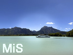 17.06.2026, Forggensee bei Füssen im Allgäu, Das Ausflugsschiff FÜSSEN am Steg am Festspielhaus lädt Fahrgäste ein zur großen Forggenseerundfahrt. Dahinter das Schloss Neuschwanstein und rechts der Berggipfel des Säulings.