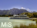 17.06.2026, Forggensee bei Füssen im Allgäu, Das Ausflugsschiff FÜSSEN am Steg an der Waidachstrasse lädt Fahrgäste ein zur großen Forggenseerundfahrt. Dahinter der Berggipfel des Tegelberges.
