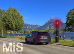 Fotomontage! 17.06.2026, am Hopfensee bei Füssen im Allgäu, an der Promenadenstrasse steht neuerdings eine Blitzersäule zur Tempoüberwachung der Autos. Einer der am schönsten gelegenen Blitzer in Deutschland. Auf der Strasse gilt Höchst-Geschwindigkeit 30 kmh. 
