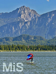 17.06.2026, am Hopfensee bei Füssen im Allgäu, Surfer mit Segel, sogenannte Wingsurfer auf dem Wasser bei starkem Wind.