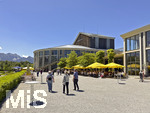 17.06.2026, Forggensee bei Füssen im Allgäu, das Festspielhaus ist gut Besucht, Aussenaufnahme, mit dem Biergarten vorne.