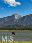 17.06.2026, am Hopfensee bei Füssen im Allgäu, Surfer mit Segel, sogenannte Wingsurfer auf dem Wasser bei starkem Wind.