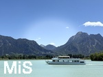 17.06.2026, Forggensee bei Füssen im Allgäu, Das Ausflugsschiff FÜSSEN am Steg am Festspielhaus lädt Fahrgäste ein zur großen Forggenseerundfahrt. Dahinter das Schloss Neuschwanstein und rechts der Berggipfel des Säulings.