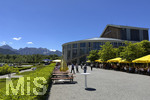 17.06.2026, Forggensee bei Füssen im Allgäu, das Festspielhaus ist gut Besucht, Aussenaufnahme, mit dem Biergarten vorne.