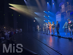 17.06.2026,  Füssen im Allgäu, das Festspielhaus Neuschwanstein ist gut Besucht, Innenaufnahme,  hier ein Schlussbild vom Musical PRETTY WOMAN auf der Bühne.
Hauptdarstellerin Shanna Slaap (mitte, Orangener Anzug)