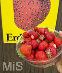 18.06.2026, Ernte auf dem Erdbeerfeld in Bad Wörishofen (Unterallgäu), frisch gepflückte Erdbeeren vom Feld in einer Schale eines Kunden. 
