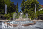 22.06.2026,  Bad Wörishofen im Allgäu, Brunnen mit Wasserspiel am Kneipp-Brunnen, mit Sebastian-Kneipp-Denkmal am Denkmalplatz zu Ehren des berühmten Sohnes der Stadt.  Sebastian Anton Kneipp (geboren am 17. Mai 1821 in Stephansried in Oberschwaben; gestorben am 17. Juni 1897 in Wörishofen) war ein deutscher römisch-katholischer Priester aus Bayerisch-Schwaben, der als Kaltwassertherapie betreibender Hydrotherapeut und auch Naturheilkundler bekannt geworden ist. Er ist Namensgeber der Kneipp-Medizin und der Wasserkur mit dem Wassertreten, die schon früher angewandt, aber durch ihn erst populär wurde. 