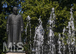 22.06.2026,  Bad Wörishofen im Allgäu, Brunnen mit Wasserspiel am Kneipp-Brunnen, mit Sebastian-Kneipp-Denkmal am Denkmalplatz zu Ehren des berühmten Sohnes der Stadt.  Sebastian Anton Kneipp (geboren am 17. Mai 1821 in Stephansried in Oberschwaben; gestorben am 17. Juni 1897 in Wörishofen) war ein deutscher römisch-katholischer Priester aus Bayerisch-Schwaben, der als Kaltwassertherapie betreibender Hydrotherapeut und auch Naturheilkundler bekannt geworden ist. Er ist Namensgeber der Kneipp-Medizin und der Wasserkur mit dem Wassertreten, die schon früher angewandt, aber durch ihn erst populär wurde. 