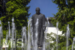22.06.2026,  Bad Wörishofen im Allgäu, Brunnen mit Wasserspiel am Kneipp-Brunnen, mit Sebastian-Kneipp-Denkmal am Denkmalplatz zu Ehren des berühmten Sohnes der Stadt.  Sebastian Anton Kneipp (geboren am 17. Mai 1821 in Stephansried in Oberschwaben; gestorben am 17. Juni 1897 in Wörishofen) war ein deutscher römisch-katholischer Priester aus Bayerisch-Schwaben, der als Kaltwassertherapie betreibender Hydrotherapeut und auch Naturheilkundler bekannt geworden ist. Er ist Namensgeber der Kneipp-Medizin und der Wasserkur mit dem Wassertreten, die schon früher angewandt, aber durch ihn erst populär wurde. 