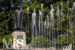 22.06.2026,  Bad Wörishofen im Allgäu, Brunnen mit Wasserspiel am Kneipp-Brunnen, mit Sebastian-Kneipp-Denkmal am Denkmalplatz zu Ehren des berühmten Sohnes der Stadt.  Sebastian Anton Kneipp (geboren am 17. Mai 1821 in Stephansried in Oberschwaben; gestorben am 17. Juni 1897 in Wörishofen) war ein deutscher römisch-katholischer Priester aus Bayerisch-Schwaben, der als Kaltwassertherapie betreibender Hydrotherapeut und auch Naturheilkundler bekannt geworden ist. Er ist Namensgeber der Kneipp-Medizin und der Wasserkur mit dem Wassertreten, die schon früher angewandt, aber durch ihn erst populär wurde. 