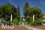 22.06.2026,  Bad Wörishofen im Allgäu, Brunnen mit Wasserspiel am Kneipp-Brunnen, mit Sebastian-Kneipp-Denkmal am Denkmalplatz zu Ehren des berühmten Sohnes der Stadt.  Sebastian Anton Kneipp (geboren am 17. Mai 1821 in Stephansried in Oberschwaben; gestorben am 17. Juni 1897 in Wörishofen) war ein deutscher römisch-katholischer Priester aus Bayerisch-Schwaben, der als Kaltwassertherapie betreibender Hydrotherapeut und auch Naturheilkundler bekannt geworden ist. Er ist Namensgeber der Kneipp-Medizin und der Wasserkur mit dem Wassertreten, die schon früher angewandt, aber durch ihn erst populär wurde. 