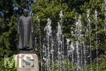 22.06.2026,  Bad Wörishofen im Allgäu, Brunnen mit Wasserspiel am Kneipp-Brunnen, mit Sebastian-Kneipp-Denkmal am Denkmalplatz zu Ehren des berühmten Sohnes der Stadt.  Sebastian Anton Kneipp (geboren am 17. Mai 1821 in Stephansried in Oberschwaben; gestorben am 17. Juni 1897 in Wörishofen) war ein deutscher römisch-katholischer Priester aus Bayerisch-Schwaben, der als Kaltwassertherapie betreibender Hydrotherapeut und auch Naturheilkundler bekannt geworden ist. Er ist Namensgeber der Kneipp-Medizin und der Wasserkur mit dem Wassertreten, die schon früher angewandt, aber durch ihn erst populär wurde. 