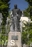 22.06.2026,  Bad Wörishofen im Allgäu, Brunnen mit Wasserspiel am Kneipp-Brunnen, mit Sebastian-Kneipp-Denkmal am Denkmalplatz zu Ehren des berühmten Sohnes der Stadt.  Sebastian Anton Kneipp (geboren am 17. Mai 1821 in Stephansried in Oberschwaben; gestorben am 17. Juni 1897 in Wörishofen) war ein deutscher römisch-katholischer Priester aus Bayerisch-Schwaben, der als Kaltwassertherapie betreibender Hydrotherapeut und auch Naturheilkundler bekannt geworden ist. Er ist Namensgeber der Kneipp-Medizin und der Wasserkur mit dem Wassertreten, die schon früher angewandt, aber durch ihn erst populär wurde. 