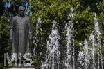 22.06.2026,  Bad Wörishofen im Allgäu, Brunnen mit Wasserspiel am Kneipp-Brunnen, mit Sebastian-Kneipp-Denkmal am Denkmalplatz zu Ehren des berühmten Sohnes der Stadt.  Sebastian Anton Kneipp (geboren am 17. Mai 1821 in Stephansried in Oberschwaben; gestorben am 17. Juni 1897 in Wörishofen) war ein deutscher römisch-katholischer Priester aus Bayerisch-Schwaben, der als Kaltwassertherapie betreibender Hydrotherapeut und auch Naturheilkundler bekannt geworden ist. Er ist Namensgeber der Kneipp-Medizin und der Wasserkur mit dem Wassertreten, die schon früher angewandt, aber durch ihn erst populär wurde. 