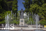 22.06.2026,  Bad Wörishofen im Allgäu, Brunnen mit Wasserspiel am Kneipp-Brunnen, mit Sebastian-Kneipp-Denkmal am Denkmalplatz zu Ehren des berühmten Sohnes der Stadt.  Sebastian Anton Kneipp (geboren am 17. Mai 1821 in Stephansried in Oberschwaben; gestorben am 17. Juni 1897 in Wörishofen) war ein deutscher römisch-katholischer Priester aus Bayerisch-Schwaben, der als Kaltwassertherapie betreibender Hydrotherapeut und auch Naturheilkundler bekannt geworden ist. Er ist Namensgeber der Kneipp-Medizin und der Wasserkur mit dem Wassertreten, die schon früher angewandt, aber durch ihn erst populär wurde. 