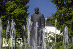 22.06.2026,  Bad Wörishofen im Allgäu, Brunnen mit Wasserspiel am Kneipp-Brunnen, mit Sebastian-Kneipp-Denkmal am Denkmalplatz zu Ehren des berühmten Sohnes der Stadt.  Sebastian Anton Kneipp (geboren am 17. Mai 1821 in Stephansried in Oberschwaben; gestorben am 17. Juni 1897 in Wörishofen) war ein deutscher römisch-katholischer Priester aus Bayerisch-Schwaben, der als Kaltwassertherapie betreibender Hydrotherapeut und auch Naturheilkundler bekannt geworden ist. Er ist Namensgeber der Kneipp-Medizin und der Wasserkur mit dem Wassertreten, die schon früher angewandt, aber durch ihn erst populär wurde. 