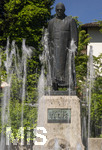 22.06.2026,  Bad Wörishofen im Allgäu, Brunnen mit Wasserspiel am Kneipp-Brunnen, mit Sebastian-Kneipp-Denkmal am Denkmalplatz zu Ehren des berühmten Sohnes der Stadt.  Sebastian Anton Kneipp (geboren am 17. Mai 1821 in Stephansried in Oberschwaben; gestorben am 17. Juni 1897 in Wörishofen) war ein deutscher römisch-katholischer Priester aus Bayerisch-Schwaben, der als Kaltwassertherapie betreibender Hydrotherapeut und auch Naturheilkundler bekannt geworden ist. Er ist Namensgeber der Kneipp-Medizin und der Wasserkur mit dem Wassertreten, die schon früher angewandt, aber durch ihn erst populär wurde. 