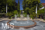 22.06.2026,  Bad Wörishofen im Allgäu, Brunnen mit Wasserspiel am Kneipp-Brunnen, mit Sebastian-Kneipp-Denkmal am Denkmalplatz zu Ehren des berühmten Sohnes der Stadt.  Sebastian Anton Kneipp (geboren am 17. Mai 1821 in Stephansried in Oberschwaben; gestorben am 17. Juni 1897 in Wörishofen) war ein deutscher römisch-katholischer Priester aus Bayerisch-Schwaben, der als Kaltwassertherapie betreibender Hydrotherapeut und auch Naturheilkundler bekannt geworden ist. Er ist Namensgeber der Kneipp-Medizin und der Wasserkur mit dem Wassertreten, die schon früher angewandt, aber durch ihn erst populär wurde. 