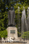 22.06.2026,  Bad Wörishofen im Allgäu, Brunnen mit Wasserspiel am Kneipp-Brunnen, mit Sebastian-Kneipp-Denkmal am Denkmalplatz zu Ehren des berühmten Sohnes der Stadt.  Sebastian Anton Kneipp (geboren am 17. Mai 1821 in Stephansried in Oberschwaben; gestorben am 17. Juni 1897 in Wörishofen) war ein deutscher römisch-katholischer Priester aus Bayerisch-Schwaben, der als Kaltwassertherapie betreibender Hydrotherapeut und auch Naturheilkundler bekannt geworden ist. Er ist Namensgeber der Kneipp-Medizin und der Wasserkur mit dem Wassertreten, die schon früher angewandt, aber durch ihn erst populär wurde. 