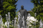 22.06.2026,  Bad Wörishofen im Allgäu, Brunnen mit Wasserspiel am Kneipp-Brunnen, mit Sebastian-Kneipp-Denkmal am Denkmalplatz zu Ehren des berühmten Sohnes der Stadt.  Sebastian Anton Kneipp (geboren am 17. Mai 1821 in Stephansried in Oberschwaben; gestorben am 17. Juni 1897 in Wörishofen) war ein deutscher römisch-katholischer Priester aus Bayerisch-Schwaben, der als Kaltwassertherapie betreibender Hydrotherapeut und auch Naturheilkundler bekannt geworden ist. Er ist Namensgeber der Kneipp-Medizin und der Wasserkur mit dem Wassertreten, die schon früher angewandt, aber durch ihn erst populär wurde. 