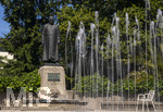 22.06.2026,  Bad Wörishofen im Allgäu, Brunnen mit Wasserspiel am Kneipp-Brunnen, mit Sebastian-Kneipp-Denkmal am Denkmalplatz zu Ehren des berühmten Sohnes der Stadt.  Sebastian Anton Kneipp (geboren am 17. Mai 1821 in Stephansried in Oberschwaben; gestorben am 17. Juni 1897 in Wörishofen) war ein deutscher römisch-katholischer Priester aus Bayerisch-Schwaben, der als Kaltwassertherapie betreibender Hydrotherapeut und auch Naturheilkundler bekannt geworden ist. Er ist Namensgeber der Kneipp-Medizin und der Wasserkur mit dem Wassertreten, die schon früher angewandt, aber durch ihn erst populär wurde. 
