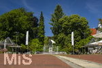 22.06.2026,  Bad Wörishofen im Allgäu, Brunnen mit Wasserspiel am Kneipp-Brunnen, mit Sebastian-Kneipp-Denkmal am Denkmalplatz zu Ehren des berühmten Sohnes der Stadt.  Sebastian Anton Kneipp (geboren am 17. Mai 1821 in Stephansried in Oberschwaben; gestorben am 17. Juni 1897 in Wörishofen) war ein deutscher römisch-katholischer Priester aus Bayerisch-Schwaben, der als Kaltwassertherapie betreibender Hydrotherapeut und auch Naturheilkundler bekannt geworden ist. Er ist Namensgeber der Kneipp-Medizin und der Wasserkur mit dem Wassertreten, die schon früher angewandt, aber durch ihn erst populär wurde. 
