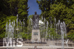22.06.2026,  Bad Wörishofen im Allgäu, Brunnen mit Wasserspiel am Kneipp-Brunnen, mit Sebastian-Kneipp-Denkmal am Denkmalplatz zu Ehren des berühmten Sohnes der Stadt.  Sebastian Anton Kneipp (geboren am 17. Mai 1821 in Stephansried in Oberschwaben; gestorben am 17. Juni 1897 in Wörishofen) war ein deutscher römisch-katholischer Priester aus Bayerisch-Schwaben, der als Kaltwassertherapie betreibender Hydrotherapeut und auch Naturheilkundler bekannt geworden ist. Er ist Namensgeber der Kneipp-Medizin und der Wasserkur mit dem Wassertreten, die schon früher angewandt, aber durch ihn erst populär wurde. 