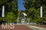 22.06.2026,  Bad Wörishofen im Allgäu, Brunnen mit Wasserspiel am Kneipp-Brunnen, mit Sebastian-Kneipp-Denkmal am Denkmalplatz zu Ehren des berühmten Sohnes der Stadt.  Sebastian Anton Kneipp (geboren am 17. Mai 1821 in Stephansried in Oberschwaben; gestorben am 17. Juni 1897 in Wörishofen) war ein deutscher römisch-katholischer Priester aus Bayerisch-Schwaben, der als Kaltwassertherapie betreibender Hydrotherapeut und auch Naturheilkundler bekannt geworden ist. Er ist Namensgeber der Kneipp-Medizin und der Wasserkur mit dem Wassertreten, die schon früher angewandt, aber durch ihn erst populär wurde. 