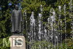 22.06.2026,  Bad Wörishofen im Allgäu, Brunnen mit Wasserspiel am Kneipp-Brunnen, mit Sebastian-Kneipp-Denkmal am Denkmalplatz zu Ehren des berühmten Sohnes der Stadt.  Sebastian Anton Kneipp (geboren am 17. Mai 1821 in Stephansried in Oberschwaben; gestorben am 17. Juni 1897 in Wörishofen) war ein deutscher römisch-katholischer Priester aus Bayerisch-Schwaben, der als Kaltwassertherapie betreibender Hydrotherapeut und auch Naturheilkundler bekannt geworden ist. Er ist Namensgeber der Kneipp-Medizin und der Wasserkur mit dem Wassertreten, die schon früher angewandt, aber durch ihn erst populär wurde. 