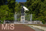 22.06.2026,  Bad Wörishofen im Allgäu, Brunnen mit Wasserspiel am Kneipp-Brunnen, mit Sebastian-Kneipp-Denkmal am Denkmalplatz zu Ehren des berühmten Sohnes der Stadt.  Sebastian Anton Kneipp (geboren am 17. Mai 1821 in Stephansried in Oberschwaben; gestorben am 17. Juni 1897 in Wörishofen) war ein deutscher römisch-katholischer Priester aus Bayerisch-Schwaben, der als Kaltwassertherapie betreibender Hydrotherapeut und auch Naturheilkundler bekannt geworden ist. Er ist Namensgeber der Kneipp-Medizin und der Wasserkur mit dem Wassertreten, die schon früher angewandt, aber durch ihn erst populär wurde. 