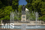 22.06.2026,  Bad Wörishofen im Allgäu, Brunnen mit Wasserspiel am Kneipp-Brunnen, mit Sebastian-Kneipp-Denkmal am Denkmalplatz zu Ehren des berühmten Sohnes der Stadt.  Sebastian Anton Kneipp (geboren am 17. Mai 1821 in Stephansried in Oberschwaben; gestorben am 17. Juni 1897 in Wörishofen) war ein deutscher römisch-katholischer Priester aus Bayerisch-Schwaben, der als Kaltwassertherapie betreibender Hydrotherapeut und auch Naturheilkundler bekannt geworden ist. Er ist Namensgeber der Kneipp-Medizin und der Wasserkur mit dem Wassertreten, die schon früher angewandt, aber durch ihn erst populär wurde. 