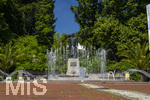 22.06.2026,  Bad Wörishofen im Allgäu, Brunnen mit Wasserspiel am Kneipp-Brunnen, mit Sebastian-Kneipp-Denkmal am Denkmalplatz zu Ehren des berühmten Sohnes der Stadt.  Sebastian Anton Kneipp (geboren am 17. Mai 1821 in Stephansried in Oberschwaben; gestorben am 17. Juni 1897 in Wörishofen) war ein deutscher römisch-katholischer Priester aus Bayerisch-Schwaben, der als Kaltwassertherapie betreibender Hydrotherapeut und auch Naturheilkundler bekannt geworden ist. Er ist Namensgeber der Kneipp-Medizin und der Wasserkur mit dem Wassertreten, die schon früher angewandt, aber durch ihn erst populär wurde. 
