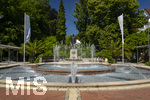 22.06.2026,  Bad Wörishofen im Allgäu, Brunnen mit Wasserspiel am Kneipp-Brunnen, mit Sebastian-Kneipp-Denkmal am Denkmalplatz zu Ehren des berühmten Sohnes der Stadt.  Sebastian Anton Kneipp (geboren am 17. Mai 1821 in Stephansried in Oberschwaben; gestorben am 17. Juni 1897 in Wörishofen) war ein deutscher römisch-katholischer Priester aus Bayerisch-Schwaben, der als Kaltwassertherapie betreibender Hydrotherapeut und auch Naturheilkundler bekannt geworden ist. Er ist Namensgeber der Kneipp-Medizin und der Wasserkur mit dem Wassertreten, die schon früher angewandt, aber durch ihn erst populär wurde. 