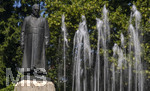 22.06.2026,  Bad Wörishofen im Allgäu, Brunnen mit Wasserspiel am Kneipp-Brunnen, mit Sebastian-Kneipp-Denkmal am Denkmalplatz zu Ehren des berühmten Sohnes der Stadt.  Sebastian Anton Kneipp (geboren am 17. Mai 1821 in Stephansried in Oberschwaben; gestorben am 17. Juni 1897 in Wörishofen) war ein deutscher römisch-katholischer Priester aus Bayerisch-Schwaben, der als Kaltwassertherapie betreibender Hydrotherapeut und auch Naturheilkundler bekannt geworden ist. Er ist Namensgeber der Kneipp-Medizin und der Wasserkur mit dem Wassertreten, die schon früher angewandt, aber durch ihn erst populär wurde. 