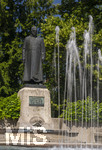 22.06.2026,  Bad Wörishofen im Allgäu, Brunnen mit Wasserspiel am Kneipp-Brunnen, mit Sebastian-Kneipp-Denkmal am Denkmalplatz zu Ehren des berühmten Sohnes der Stadt.  Sebastian Anton Kneipp (geboren am 17. Mai 1821 in Stephansried in Oberschwaben; gestorben am 17. Juni 1897 in Wörishofen) war ein deutscher römisch-katholischer Priester aus Bayerisch-Schwaben, der als Kaltwassertherapie betreibender Hydrotherapeut und auch Naturheilkundler bekannt geworden ist. Er ist Namensgeber der Kneipp-Medizin und der Wasserkur mit dem Wassertreten, die schon früher angewandt, aber durch ihn erst populär wurde. 