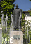 22.06.2026,  Bad Wörishofen im Allgäu, Brunnen mit Wasserspiel am Kneipp-Brunnen, mit Sebastian-Kneipp-Denkmal am Denkmalplatz zu Ehren des berühmten Sohnes der Stadt.  Sebastian Anton Kneipp (geboren am 17. Mai 1821 in Stephansried in Oberschwaben; gestorben am 17. Juni 1897 in Wörishofen) war ein deutscher römisch-katholischer Priester aus Bayerisch-Schwaben, der als Kaltwassertherapie betreibender Hydrotherapeut und auch Naturheilkundler bekannt geworden ist. Er ist Namensgeber der Kneipp-Medizin und der Wasserkur mit dem Wassertreten, die schon früher angewandt, aber durch ihn erst populär wurde. 