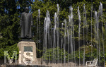 22.06.2026,  Bad Wörishofen im Allgäu, Brunnen mit Wasserspiel am Kneipp-Brunnen, mit Sebastian-Kneipp-Denkmal am Denkmalplatz zu Ehren des berühmten Sohnes der Stadt.  Sebastian Anton Kneipp (geboren am 17. Mai 1821 in Stephansried in Oberschwaben; gestorben am 17. Juni 1897 in Wörishofen) war ein deutscher römisch-katholischer Priester aus Bayerisch-Schwaben, der als Kaltwassertherapie betreibender Hydrotherapeut und auch Naturheilkundler bekannt geworden ist. Er ist Namensgeber der Kneipp-Medizin und der Wasserkur mit dem Wassertreten, die schon früher angewandt, aber durch ihn erst populär wurde. 
