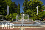 22.06.2026,  Bad Wörishofen im Allgäu, Brunnen mit Wasserspiel am Kneipp-Brunnen, mit Sebastian-Kneipp-Denkmal am Denkmalplatz zu Ehren des berühmten Sohnes der Stadt.  Sebastian Anton Kneipp (geboren am 17. Mai 1821 in Stephansried in Oberschwaben; gestorben am 17. Juni 1897 in Wörishofen) war ein deutscher römisch-katholischer Priester aus Bayerisch-Schwaben, der als Kaltwassertherapie betreibender Hydrotherapeut und auch Naturheilkundler bekannt geworden ist. Er ist Namensgeber der Kneipp-Medizin und der Wasserkur mit dem Wassertreten, die schon früher angewandt, aber durch ihn erst populär wurde. 