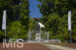 22.06.2026,  Bad Wörishofen im Allgäu, Brunnen mit Wasserspiel am Kneipp-Brunnen, mit Sebastian-Kneipp-Denkmal am Denkmalplatz zu Ehren des berühmten Sohnes der Stadt.  Sebastian Anton Kneipp (geboren am 17. Mai 1821 in Stephansried in Oberschwaben; gestorben am 17. Juni 1897 in Wörishofen) war ein deutscher römisch-katholischer Priester aus Bayerisch-Schwaben, der als Kaltwassertherapie betreibender Hydrotherapeut und auch Naturheilkundler bekannt geworden ist. Er ist Namensgeber der Kneipp-Medizin und der Wasserkur mit dem Wassertreten, die schon früher angewandt, aber durch ihn erst populär wurde. 