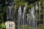 22.06.2026,  Bad Wörishofen im Allgäu, Brunnen mit Wasserspiel am Kneipp-Brunnen, mit Sebastian-Kneipp-Denkmal am Denkmalplatz zu Ehren des berühmten Sohnes der Stadt.  Sebastian Anton Kneipp (geboren am 17. Mai 1821 in Stephansried in Oberschwaben; gestorben am 17. Juni 1897 in Wörishofen) war ein deutscher römisch-katholischer Priester aus Bayerisch-Schwaben, der als Kaltwassertherapie betreibender Hydrotherapeut und auch Naturheilkundler bekannt geworden ist. Er ist Namensgeber der Kneipp-Medizin und der Wasserkur mit dem Wassertreten, die schon früher angewandt, aber durch ihn erst populär wurde. 