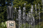 22.06.2026,  Bad Wörishofen im Allgäu, Brunnen mit Wasserspiel am Kneipp-Brunnen, mit Sebastian-Kneipp-Denkmal am Denkmalplatz zu Ehren des berühmten Sohnes der Stadt.  Sebastian Anton Kneipp (geboren am 17. Mai 1821 in Stephansried in Oberschwaben; gestorben am 17. Juni 1897 in Wörishofen) war ein deutscher römisch-katholischer Priester aus Bayerisch-Schwaben, der als Kaltwassertherapie betreibender Hydrotherapeut und auch Naturheilkundler bekannt geworden ist. Er ist Namensgeber der Kneipp-Medizin und der Wasserkur mit dem Wassertreten, die schon früher angewandt, aber durch ihn erst populär wurde. 