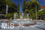 22.06.2026,  Bad Wörishofen im Allgäu, Brunnen mit Wasserspiel am Kneipp-Brunnen, mit Sebastian-Kneipp-Denkmal am Denkmalplatz zu Ehren des berühmten Sohnes der Stadt.  Sebastian Anton Kneipp (geboren am 17. Mai 1821 in Stephansried in Oberschwaben; gestorben am 17. Juni 1897 in Wörishofen) war ein deutscher römisch-katholischer Priester aus Bayerisch-Schwaben, der als Kaltwassertherapie betreibender Hydrotherapeut und auch Naturheilkundler bekannt geworden ist. Er ist Namensgeber der Kneipp-Medizin und der Wasserkur mit dem Wassertreten, die schon früher angewandt, aber durch ihn erst populär wurde. 