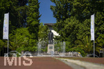 22.06.2026,  Bad Wörishofen im Allgäu, Brunnen mit Wasserspiel am Kneipp-Brunnen, mit Sebastian-Kneipp-Denkmal am Denkmalplatz zu Ehren des berühmten Sohnes der Stadt.  Sebastian Anton Kneipp (geboren am 17. Mai 1821 in Stephansried in Oberschwaben; gestorben am 17. Juni 1897 in Wörishofen) war ein deutscher römisch-katholischer Priester aus Bayerisch-Schwaben, der als Kaltwassertherapie betreibender Hydrotherapeut und auch Naturheilkundler bekannt geworden ist. Er ist Namensgeber der Kneipp-Medizin und der Wasserkur mit dem Wassertreten, die schon früher angewandt, aber durch ihn erst populär wurde. 