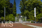22.06.2026,  Bad Wörishofen im Allgäu, Brunnen mit Wasserspiel am Kneipp-Brunnen, mit Sebastian-Kneipp-Denkmal am Denkmalplatz zu Ehren des berühmten Sohnes der Stadt.  Sebastian Anton Kneipp (geboren am 17. Mai 1821 in Stephansried in Oberschwaben; gestorben am 17. Juni 1897 in Wörishofen) war ein deutscher römisch-katholischer Priester aus Bayerisch-Schwaben, der als Kaltwassertherapie betreibender Hydrotherapeut und auch Naturheilkundler bekannt geworden ist. Er ist Namensgeber der Kneipp-Medizin und der Wasserkur mit dem Wassertreten, die schon früher angewandt, aber durch ihn erst populär wurde. 