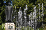 22.06.2026,  Bad Wörishofen im Allgäu, Brunnen mit Wasserspiel am Kneipp-Brunnen, mit Sebastian-Kneipp-Denkmal am Denkmalplatz zu Ehren des berühmten Sohnes der Stadt.  Sebastian Anton Kneipp (geboren am 17. Mai 1821 in Stephansried in Oberschwaben; gestorben am 17. Juni 1897 in Wörishofen) war ein deutscher römisch-katholischer Priester aus Bayerisch-Schwaben, der als Kaltwassertherapie betreibender Hydrotherapeut und auch Naturheilkundler bekannt geworden ist. Er ist Namensgeber der Kneipp-Medizin und der Wasserkur mit dem Wassertreten, die schon früher angewandt, aber durch ihn erst populär wurde. 
