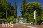 22.06.2026,  Bad Wörishofen im Allgäu, Brunnen mit Wasserspiel am Kneipp-Brunnen, mit Sebastian-Kneipp-Denkmal am Denkmalplatz zu Ehren des berühmten Sohnes der Stadt.  Sebastian Anton Kneipp (geboren am 17. Mai 1821 in Stephansried in Oberschwaben; gestorben am 17. Juni 1897 in Wörishofen) war ein deutscher römisch-katholischer Priester aus Bayerisch-Schwaben, der als Kaltwassertherapie betreibender Hydrotherapeut und auch Naturheilkundler bekannt geworden ist. Er ist Namensgeber der Kneipp-Medizin und der Wasserkur mit dem Wassertreten, die schon früher angewandt, aber durch ihn erst populär wurde. 