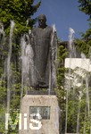 22.06.2026,  Bad Wörishofen im Allgäu, Brunnen mit Wasserspiel am Kneipp-Brunnen, mit Sebastian-Kneipp-Denkmal am Denkmalplatz zu Ehren des berühmten Sohnes der Stadt.  Sebastian Anton Kneipp (geboren am 17. Mai 1821 in Stephansried in Oberschwaben; gestorben am 17. Juni 1897 in Wörishofen) war ein deutscher römisch-katholischer Priester aus Bayerisch-Schwaben, der als Kaltwassertherapie betreibender Hydrotherapeut und auch Naturheilkundler bekannt geworden ist. Er ist Namensgeber der Kneipp-Medizin und der Wasserkur mit dem Wassertreten, die schon früher angewandt, aber durch ihn erst populär wurde. 