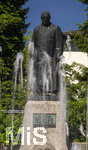 22.06.2026,  Bad Wörishofen im Allgäu, Brunnen mit Wasserspiel am Kneipp-Brunnen, mit Sebastian-Kneipp-Denkmal am Denkmalplatz zu Ehren des berühmten Sohnes der Stadt.  Sebastian Anton Kneipp (geboren am 17. Mai 1821 in Stephansried in Oberschwaben; gestorben am 17. Juni 1897 in Wörishofen) war ein deutscher römisch-katholischer Priester aus Bayerisch-Schwaben, der als Kaltwassertherapie betreibender Hydrotherapeut und auch Naturheilkundler bekannt geworden ist. Er ist Namensgeber der Kneipp-Medizin und der Wasserkur mit dem Wassertreten, die schon früher angewandt, aber durch ihn erst populär wurde. 